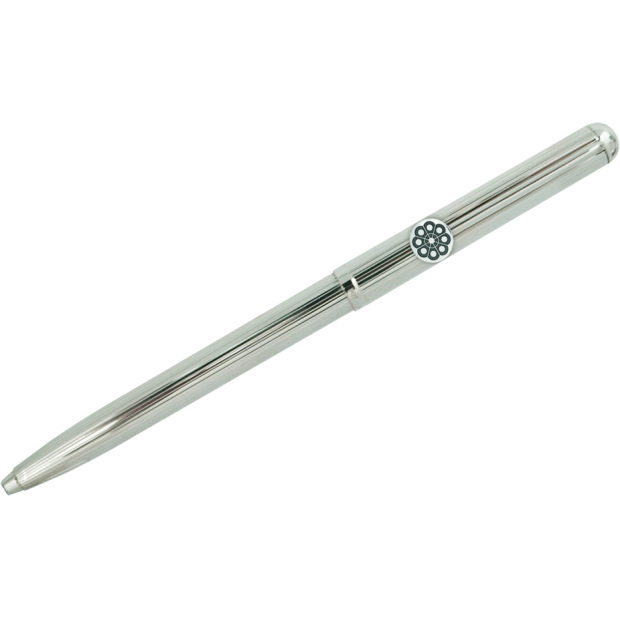 Bolígrafo de plata con Botón Charro esmaltadoReferencia: BL0110Elegante bolígrafo de plata de estilo clásico, decorado con un diseño de lineas finas.Ideal para regalos, ocasiones especiales o uso profesional.El capuchón y el cuerpo están fabricados en plata de ley maciza con acabado en brillo.El sistema de carga de tinta es compatible con recambios estandar.El cierre es de tipo pulsador retractil.Fabricado íntegramente en Alemania.Se puede personalizar con el nombre grabado en relieve.