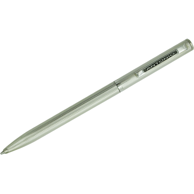 Portaminas de plata personalizado con nombre talladoReferencia: BL0114Elegante portaminas de plata de estilo clásico, decorado con un diseño de textura geométrica fina.Ideal para regalos, ocasiones especiales o uso profesional.El capuchón y el cuerpo están fabricados en plata de ley maciza con acabado en brillo.El sistema de carga de minas es compatible con recambios estandar.El cierre es de tipo giratorio y retractil.Fabricado íntegramente en Alemania.Se puede personalizar con el nombre grabado en relieve.