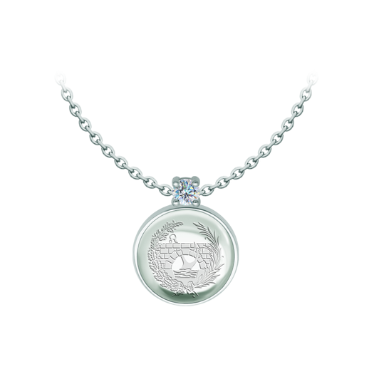 Colgante de plata con escudo Ingeniero de Caminos grabado en cristal de roca y moissanitaReferencia: CO2016Colgante fabricado en plata de ley con un cabujón de cristal de colores de 18x18mm, con el anagrama del Colegio Oficial de Ingeniero de Caminos, Canales y Puertos grabado en la parte posterior del cristal y una moissanita talla brillante de 5mm engastada.La moissanita es una gema preciosa creada en laboratorio que se ha ganado un lugar especial en la joyería por su belleza y cualidades únicas, deslumbra por su brillo superior al del diamante y su gran resistencia (9,25 en la escala de Mohs).Descubierta originalmente en un meteorito a finales del siglo XIX, y ese origen “estelar” le otorga un encanto singular.Llena de destellos únicos, combina lujo y elegancia en una sola joya.