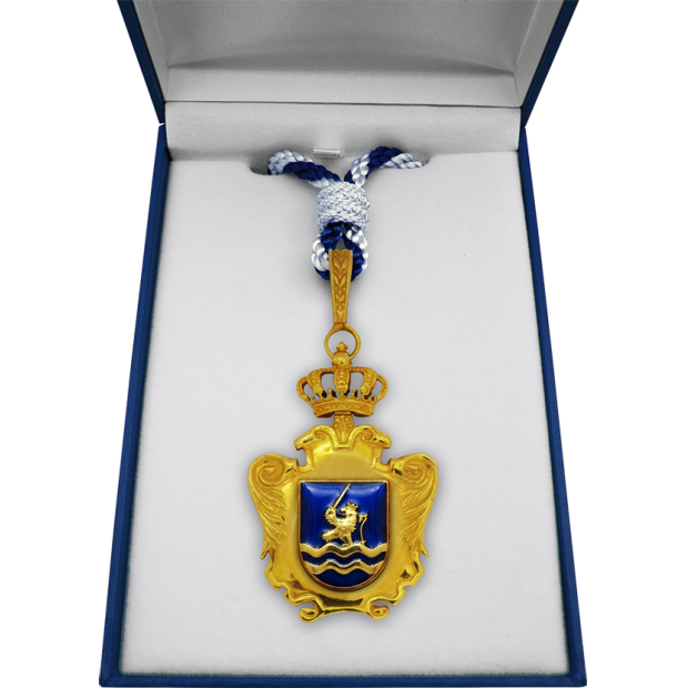 Medalla institucional chapada en oro "Escudo de Ayuntamiento"Referencia: MD0003Medalla institucional chapada en oro esmaltada en varios colores.