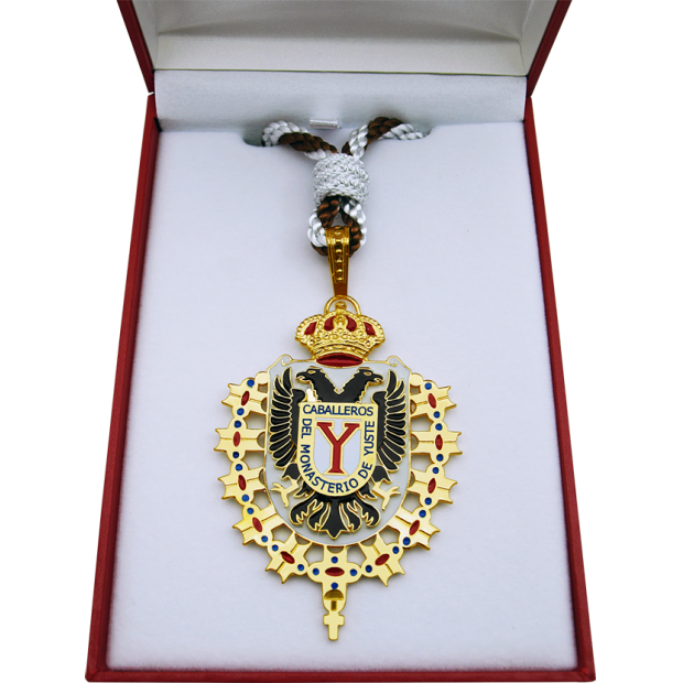 Médaille institutionnelle plaquée or « Chevaliers de Yuste »Referencia: MD0004Médaille institutionnelle plaquée or et émaillée de plusieurs couleurs.