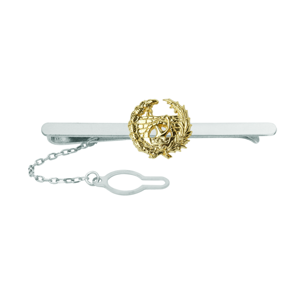 Épingle à cravate « Ingénieurs des ponts et chaussées » en or et en acierReferencia: PA0001Épingle à cravate de l'École nationale des ponts et chaussées, fabriquée en or 18 carats et en acier poli.Toutes les professions et carrières sont disponibles : Avocat, Agent commercial, Métreur, Architecte, ATS, Beaux-Arts, Sciences biologiques, Sciences exactes, Sciences physiques, Sciences politiques, Sciences politiques et économiques, Sciences chimiques, Commerce, Dessinateur, Economie, Gestion, Pharmacie, Philosophie et Lettres, Géographie, Géologie, Sciences sociales, Informatique, Génie agricole, Génie civil, Génie électronique, Génie forestier, Génie minier, Génie naval, Génie industriel supérieur, Génie technique industriel, Génie des télécommunications, Génie textile, Bijouterie, Enseignement, Médecine, Musique, Psychologie, Topographie, Odontologie, Optique, Journalisme, Médecine vétérinaire.Et si nous n'avons pas le vôtre, n'hésitez pas à nous contacter.