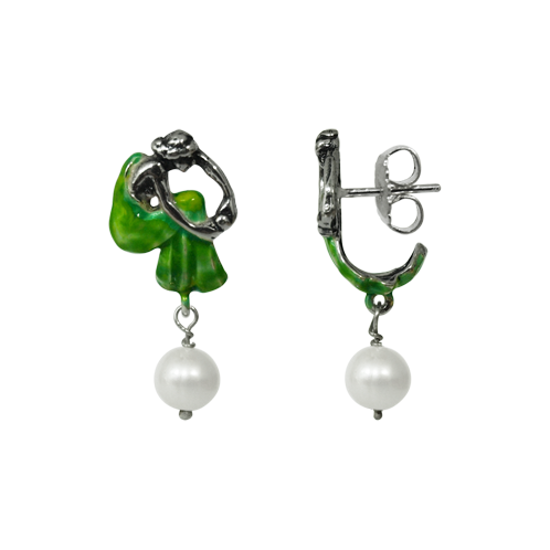 Boucles d'oreilles Art Nouveau en argent émaillé et perles "Femme assise"Referencia: PE0947Boucles d'oreilles Art nouveau en argent sterling.Robe émaillée verte.Fermeture à bouton-pression.Perle suspendue.Pièces de musée inspirées des œuvres les plus représentatives des mouvements Art nouveau et Art déco, et du modernisme de la fin du XIXe siècle et du début du XXe siècle.