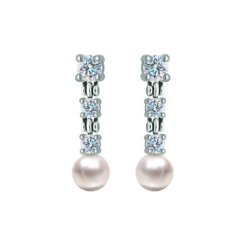 Ohrringe aus Silber, Moissanit und PerlenRef. Code: PE3351Ohrringe aus Sterlingsilber mit 7 mm und 5 mm großen Moissaniten im Brillantschliff und einer 10 mm großen Perle.Moissanit ist ein im Labor hergestellter Edelstein, der aufgrund seiner Schönheit und seiner einzigartigen Eigenschaften einen besonderen Platz in der Schmuckherstellung einnimmt. Er besticht durch seinen diamantenähnlichen Glanz und seine hohe Festigkeit (9,25 auf der Mohs-Skala).Ursprünglich wurde er Ende des 19. Jahrhunderts in einem Meteoriten entdeckt, und dieser 