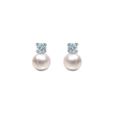 Pendientes de plata, moissanitas y perlas.Referencia: PE3353Pendientes fabricados en plata de ley con moissanitas talla brillante de 5mm engastadas y una perla de 10mm.La moissanita es una gema preciosa creada en laboratorio que se ha ganado un lugar especial en la joyería por su belleza y cualidades únicas, deslumbra por su brillo superior al del diamante y su gran resistencia (9,25 en la escala de Mohs).Descubierta originalmente en un meteorito a finales del siglo XIX, y ese origen “estelar” le otorga un encanto singular.Llena de destellos únicos, combina lujo y elegancia en una sola joya.