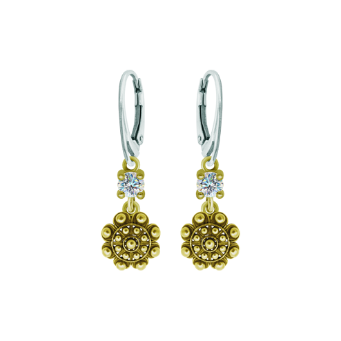 Vergoldete Charro Button-Ohrringe mit MoissanitRef. Code: PE3362Vergoldete Ohrringe mit einem 5 mm großen Moissanit im Brillantschliff.Moissanit ist ein im Labor hergestellter Edelstein, der aufgrund seiner Schönheit und seiner einzigartigen Eigenschaften einen besonderen Platz in der Schmuckherstellung einnimmt. Er besticht durch seinen diamantenähnlichen Glanz und seine hohe Festigkeit (9,25 auf der Mohs-Skala).Ursprünglich wurde er Ende des 19. Jahrhunderts in einem Meteoriten entdeckt, und dieser 