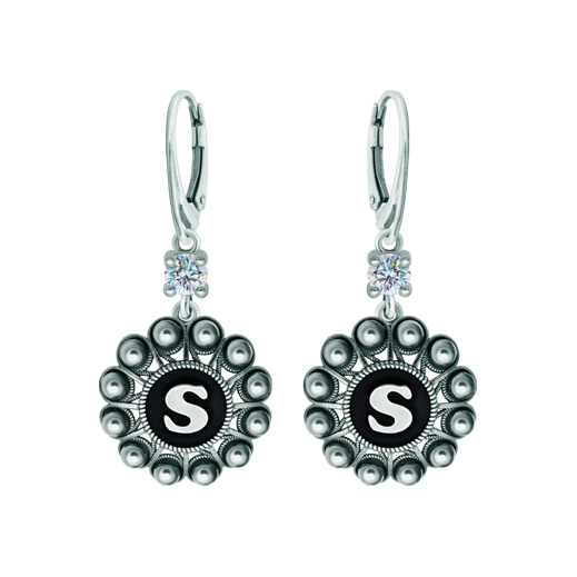 Pendientes Botón Charro personalizados en plata con moissanitaReferencia: PE3363Pendientes fabricados en plata de ley personalizados con inicial de su nombre esmaltada al horno acompañados de una moissanita talla brillante de 5mm engastada.La moissanita es una gema preciosa creada en laboratorio que se ha ganado un lugar especial en la joyería por su belleza y cualidades únicas, deslumbra por su brillo superior al del diamante y su gran resistencia (9,25 en la escala de Mohs).Descubierta originalmente en un meteorito a finales del siglo XIX, y ese origen “estelar” le otorga un encanto singular.Llena de destellos únicos, combina lujo y elegancia en una sola joya.