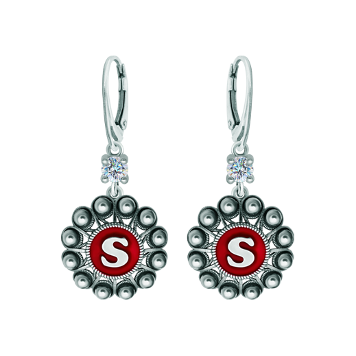 Pendientes Botón Charro personalizados en plata con moissanitaReferencia: PE3363Pendientes fabricados en plata de ley personalizados con inicial de su nombre esmaltada al horno acompañados de una moissanita talla brillante de 5mm engastada.La moissanita es una gema preciosa creada en laboratorio que se ha ganado un lugar especial en la joyería por su belleza y cualidades únicas, deslumbra por su brillo superior al del diamante y su gran resistencia (9,25 en la escala de Mohs).Descubierta originalmente en un meteorito a finales del siglo XIX, y ese origen “estelar” le otorga un encanto singular.Llena de destellos únicos, combina lujo y elegancia en una sola joya.