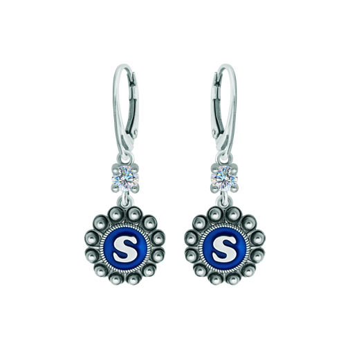 Pendientes Botón Charro personalizados en plata con moissanitaReferencia: PE3364Pendientes fabricados en plata de ley personalizados con inicial de su nombre esmaltada al horno acompañados de una moissanita talla brillante de 5mm engastada.La moissanita es una gema preciosa creada en laboratorio que se ha ganado un lugar especial en la joyería por su belleza y cualidades únicas, deslumbra por su brillo superior al del diamante y su gran resistencia (9,25 en la escala de Mohs).Descubierta originalmente en un meteorito a finales del siglo XIX, y ese origen “estelar” le otorga un encanto singular.Llena de destellos únicos, combina lujo y elegancia en una sola joya.
