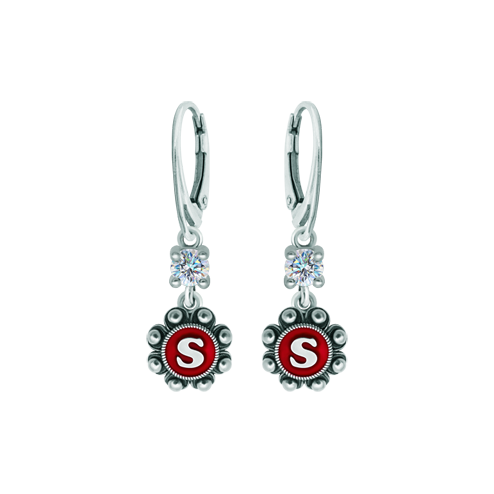 Pendientes Botón Charro personalizados en plata con moissanitaReferencia: PE3365Pendientes fabricados en plata de ley personalizados con inicial de su nombre esmaltada al horno acompañados de una moissanita talla brillante de 5mm engastada.La moissanita es una gema preciosa creada en laboratorio que se ha ganado un lugar especial en la joyería por su belleza y cualidades únicas, deslumbra por su brillo superior al del diamante y su gran resistencia (9,25 en la escala de Mohs).Descubierta originalmente en un meteorito a finales del siglo XIX, y ese origen “estelar” le otorga un encanto singular.Llena de destellos únicos, combina lujo y elegancia en una sola joya.
