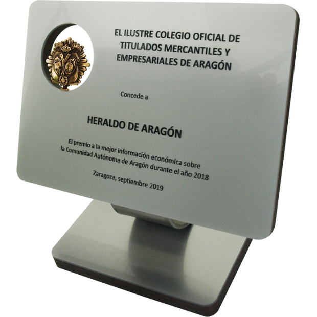 Tribute plaque in steel and bronze "Graduates in Commerce and Business"Ref. code: PL0300Commemorative plaque made of solid steel with a polished bronze shield in relief.Possibility of engraving a commemorative text.We create different trophies, awards or commemorative plaques, personalized with any anagram, shield or logo.We have all professions and careers available: Advocacy (Lawyer / Law), Commercial Agent, Quantity Surveyor, Architect (Architecture), ATS (Nursing), Fine Arts, Biological Sciences (Biology), Exact Sciences, Physical Sciences, Political Sciences, Political and Economic Sciences, Chemical Sciences, Commerce, Draftsman, Economics, Business, Pharmacy, Philosophy and Letters, Geography, Geological (Geology), Social Graduate, Computer Science, Agricultural Engineering, Civil Engineering, Electronic Engineering, Forestry Engineering, Mining Engineering, Naval Engineering, Higher Industrial Engineering, Industrial Technical Engineering, Telecommunications Engineering, Textile Engineering, Jewelry, Teaching, Medicine, Music, Psychology, Topography, Dentistry, Optics, Journalism, Veterinary Medicine.And if we don't have yours, please contact us.
