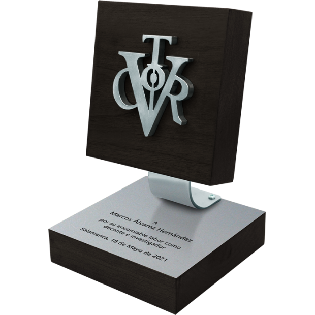 Institutional trophy of steel and solid wood "Vitor of the University of Salamanca"Ref. code: PL0320Trophy made of steel and wenge solid wood.Possibility of engraving a commemorative text.We create different trophies, awards or commemorative plaques, personalized with any anagram, shield or logo.Base dimensions: 14x14x3cm.Plate dimensions: 14x14x3cm.Figure measures: 9x9cm.