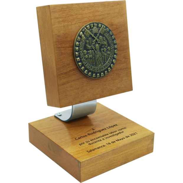 Prix institutionnel en bronze, acier et bois massif "Bouclier de l'Université de Salamanque"Referencia: PL0321Trophée en bronze à la cire perdue, acier et bois massif.Possibilité de graver un texte commémoratif.Nous créons différents trophées, récompenses ou plaques commémoratives, personnalisés avec n'importe quel anagramme, écusson ou logo.Dimensions du support : 14x14x3cm.Dimensions de l'assiette : 14x14x3cm.Dimensions de la figurine : 11x5cm.