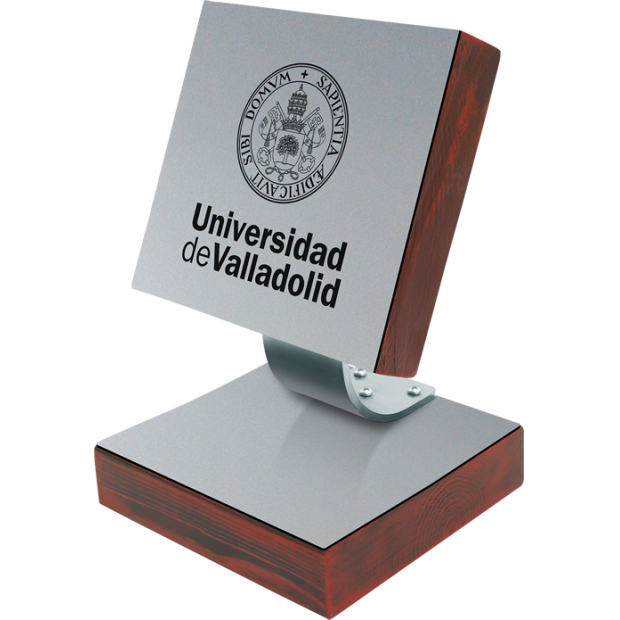 Institutional steel and solid wood award "Shield of the University of Valladolid"Ref. code: PL0325Trophy made of steel and solid wood with engraved anagram.Possibility of engraving a commemorative text.We create different trophies, awards or commemorative plaques, personalized with any anagram, shield or logo.Base dimensions: 14x14x3cm.Plate dimensions: 14x14x3cm.