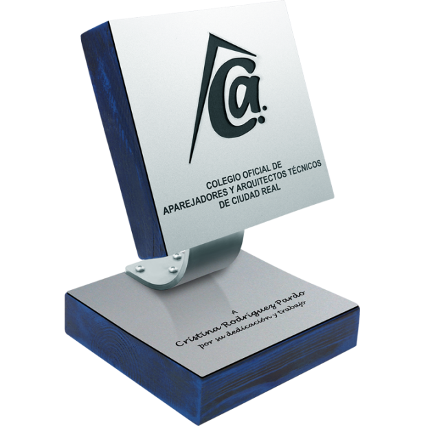 Trophée en acier et bois massif, avec logo ajouré "Aparejadores y Arquitectos Técnicos" (Géomètres et Architectes Techniques)Referencia: PL0332Trophée en acier et bois massif avec anagramme gravé.Dessin réalisé pour l'Illustre Collège des métreurs et architectes techniques de Ciudad Real.Possibilité de graver un texte commémoratif.Nous créons différents trophées, récompenses ou plaques commémoratives, personnalisés avec n'importe quel anagramme, écusson ou logo.Dimensions du support : 14x14x3cm.Dimensions de l'assiette : 14x14x3cm.