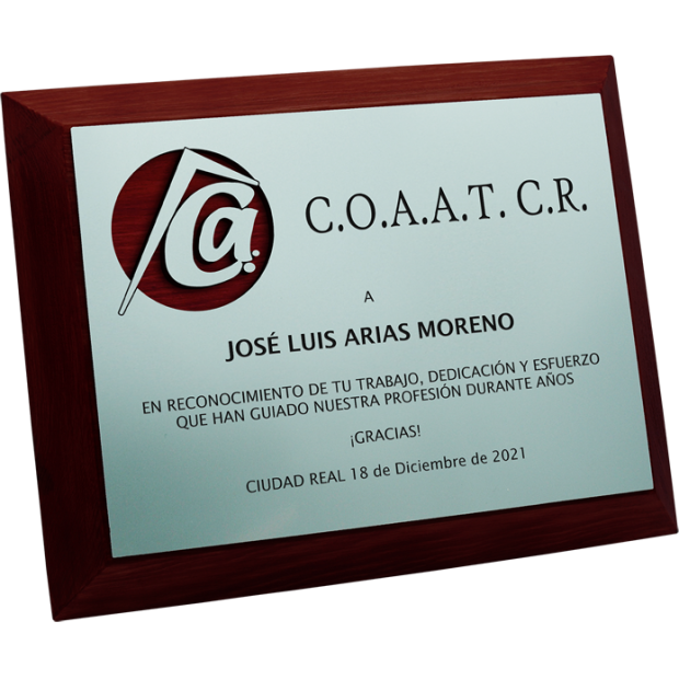 Plaque commémorative en acier et bois massif "Aparejadores y Arquitectos Técnicos"Referencia: PL0343Plaque hommage en bois massif avec logo ajouré gravé en acier.Dessin réalisé pour l'Illustre Collège des métreurs et architectes techniques de Ciudad Real.Nous créons différents trophées, récompenses ou plaques commémoratives, personnalisés avec n'importe quel anagramme, écusson ou logo.Taille : 30x24x3cm.Possibilité de graver un texte commémoratif.Nous pouvons personnaliser avec n'importe quel logo, blason ou logotype.