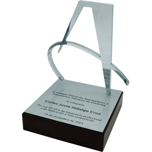 Trofeo de acero y madera maciza con logotipo aereo "Aparejadores y Arquitectos Técnicos"Referencia: PL0352Trofeo conmemorativo fabricado en acero y madera maciza con logotipo en acero.Diseño realizado para el Ilustre Colegio de Aparejadores y Arquitectos Técnicos de Córdoba.Medidas de la peana: 14x14x3cm.Medidas de la figura: 16x17cm.Posibilidad de grabar un texto conmemorativo.Creamos trofeos, premios o placas conmemorativas diferentes, personalizados con cualquier anagrama, escudo o logotipo.