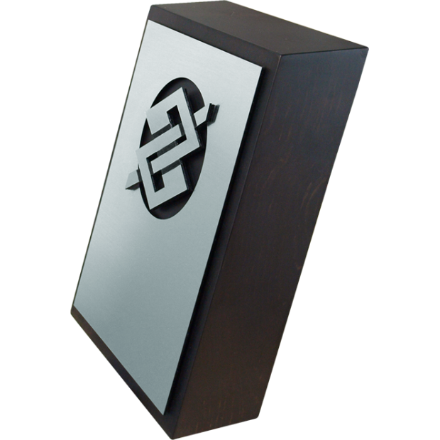 Trofeo institucional en acero y madera maciza con logotipo caladoReferencia: PL0358Trofeo de homenaje fabricada en madera maciza y acero.Pieza exclusiva con un diseño único con inclinación sin apoyo.Posibilidad de grabar un texto conmemorativo.Creamos trofeos, premios o placas conmemorativas diferentes, personalizados con cualquier anagrama, escudo o logotipo.Medidas: 14x18x6cm.