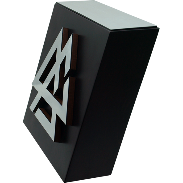 Trophée en acier et en bois massif, avec logo du volumeReferencia: PL0359Trophée institutionnel en bois massif et acier.Pièce exclusive au design unique avec une inclinaison non soutenue.Possibilité de graver un texte commémoratif.Nous créons différents trophées, récompenses ou plaques commémoratives, personnalisés avec n'importe quel anagramme, écusson ou logo.Dimensions : 14x14x6cm.