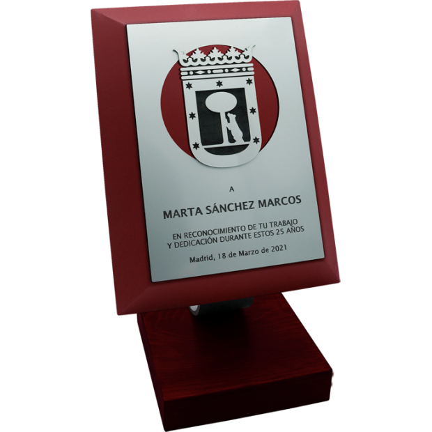 Trofeo en acero y madera "Escudo de Ayuntamiento"Referencia: PL0361Premio institucional fabricado en madera maciza con escudo calado y grabado en acero.Posibilidad de grabar un texto conmemorativo.Creamos trofeos, premios o placas conmemorativas diferentes, personalizados con cualquier anagrama, escudo o logotipo.Medidas de la peana: 14x14x3cm.Medidas de la placa: 20x26x3cm.