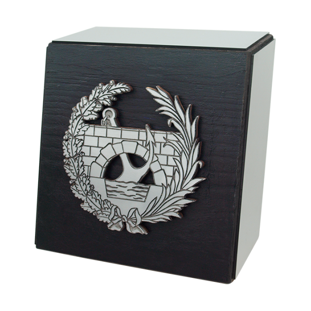 Premio homenaje en acero y madera maciza "Ingenieros de Caminos, Canales y Puertos"Referencia: PL0370Trofeo conmemorativo fabricado en madera maciza y acero.Pieza exclusiva con un diseño único con inclinación sin apoyo.Posibilidad de grabar un texto conmemorativo.Creamos trofeos, premios o placas conmemorativas diferentes, personalizados con cualquier anagrama, escudo o logotipo.Medidas: 14x14x6cm.