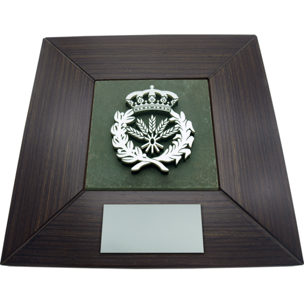 Placa conmemorativa profesional de madera y pizarra "Ingenieros Agrónomos"Referencia: PL0432Metopa conmemorativa fabricada en madera y pizarra verde, personalizada con logotipo en relieve efecto acero.Base de madera wengué o nogal.Tamaño de la madera: 30x30cm.Tamaño la pizarra: 14x14cm.Motivo en volumen.Placa para inscripción opcional.Creamos trofeos, premios o placas conmemorativas diferentes, personalizados con cualquier anagrama, escudo o logotipo.Tenemos todas las profesiones y carreras disponibles: Abogacía (Abogado / Derecho), Agente Comercial, Aparejador, Arquitecto (Arquitectura), ATS (Enfermería), Bellas Artes, Ciencias Biológicas (Biología), Ciencias Exactas, Ciencias Físicas, Ciencias Políticas, Ciencias Políticas y Económicas, Ciencias Químicas, Comercio, Delineante, Economía, Empresariales, Farmacia, Filosofía y Letras, Geografía, Geológicas (Geología), Graduado Social, Informática, Ingeniero Agrónomo, Ingeniero de Caminos, Ingeniero Electrónico, Ingeniero de Montes, Ingeniero de Minas, Ingeniero Naval, Ingeniero Industrial Superior, Ingeniero Técnico Industrial, Ingeniero Telecomunicaciones, Ingeniero Textil, Joyero, Magisterio (Profesor), Medicina, Música, Psicología, Topógrafo (Topografía), Odontología, Óptica, Periodismo, Veterinaria.Y si no tenemos la suya, consultenos.