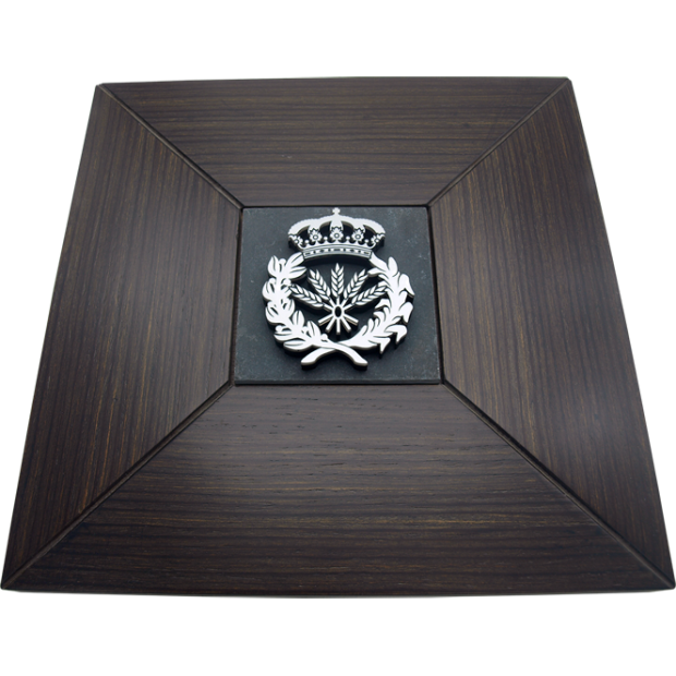 Placa conmemorativa profesional de madera y pizarra "Ingenieros Agrónomos"Referencia: PL0433Metopa conmemorativa fabricada en madera y pizarra, personalizada con logotipo en relieve efecto acero.Base de madera wengué o nogal.Tamaño de la madera: 30x30cm.Tamaño la pizarra: 10x10cm.Motivo en volumen.Placa para inscripción opcional.Creamos trofeos, premios o placas conmemorativas diferentes, personalizados con cualquier anagrama, escudo o logotipo.Tenemos todas las profesiones y carreras disponibles: Abogacía (Abogado / Derecho), Agente Comercial, Aparejador, Arquitecto (Arquitectura), ATS (Enfermería), Bellas Artes, Ciencias Biológicas (Biología), Ciencias Exactas, Ciencias Físicas, Ciencias Políticas, Ciencias Políticas y Económicas, Ciencias Químicas, Comercio, Delineante, Economía, Empresariales, Farmacia, Filosofía y Letras, Geografía, Geológicas (Geología), Graduado Social, Informática, Ingeniero Agrónomo, Ingeniero de Caminos, Ingeniero Electrónico, Ingeniero de Montes, Ingeniero de Minas, Ingeniero Naval, Ingeniero Industrial Superior, Ingeniero Técnico Industrial, Ingeniero Telecomunicaciones, Ingeniero Textil, Joyero, Magisterio (Profesor), Medicina, Música, Psicología, Topógrafo (Topografía), Odontología, Óptica, Periodismo, Veterinaria.Y si no tenemos la suya, consultenos.