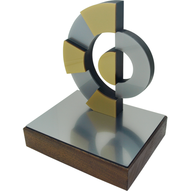 Trophée en acier et bois massif avec logo aérienReferencia: PL0435Plaque en acier et bois massif avec logo en acier.Dimensions du support : 16x14x4cm.Dimensions de la figurine : 15x17x4cm.Possibilité de graver un texte commémoratif.Nous pouvons personnaliser avec n'importe quel logo, blason ou logotype.