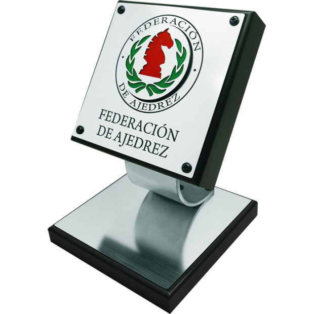 Trofeo deportivo de acero y madera maciza "Ajedrez"Referencia: PL0461Trofeo fabricado en acero y madera maciza con anagrama calado y esmaltado.Posibilidad de grabar un texto conmemorativo.Creamos trofeos, premios o placas conmemorativas diferentes, personalizados con cualquier anagrama, escudo o logotipo.Medidas de la peana: 14x14x2cm.Medidas de la placa: 14x14x3cm.Medidas del escudo: 8cm.