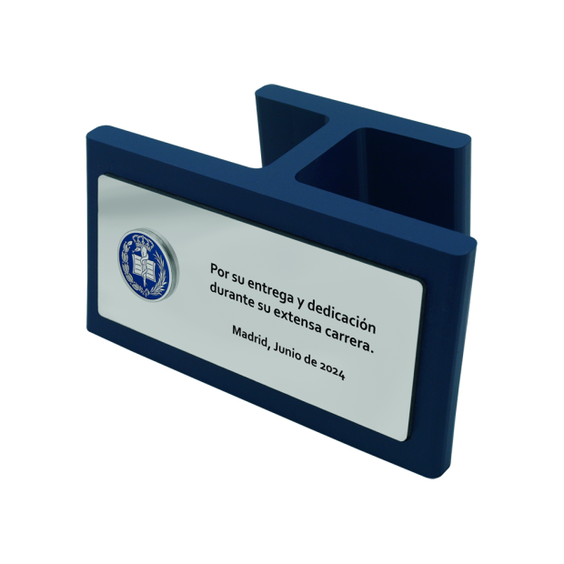 Medical plaque made of steel and lacquered resinRef. code: PL0465A plaque featuring a medical coat of arms carved from aluminum and oven-enameled, mounted on a polished solid steel plate and a resin beam-style stand.