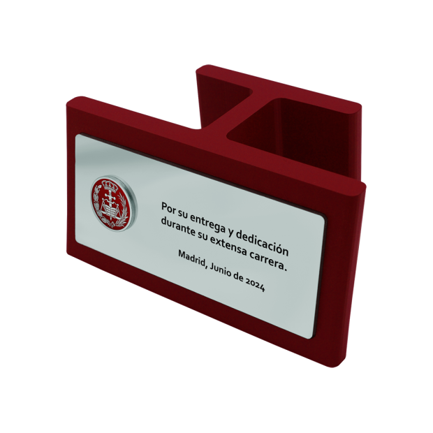 Plaque d'avocat en acier et résine laquéeReferencia: PL0465Plaque arborant un blason de la Faculté de droit, sculpté dans l'aluminium et émaillé au four, posée sur une plaque en acier massif poli et un support en résine de style poutre.