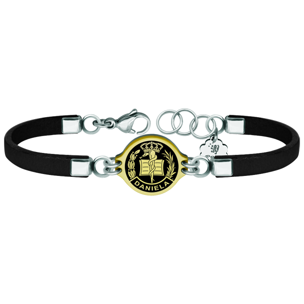 Bracelet en or, acier et cuir "Medicine"Referencia: PU2758Bracelet en cuir de 3 mm d'épaisseur avec le bouclier de la médecine personnalisé avec votre nom sculpté en bas-relief en or 18 kt et émaillé au four.Toutes les professions et carrières sont disponibles : Avocat, Agent commercial, Métreur, Architecte, ATS, Beaux-Arts, Sciences biologiques, Sciences exactes, Sciences physiques, Sciences politiques, Sciences politiques et économiques, Sciences chimiques, Commerce, Dessinateur, Economie, Gestion, Pharmacie, Philosophie et Lettres, Géographie, Géologie, Sciences sociales, Informatique, Génie agricole, Génie civil, Génie électronique, Génie forestier, Génie minier, Génie naval, Génie industriel supérieur, Génie technique industriel, Génie des télécommunications, Génie textile, Bijouterie, Enseignement, Médecine, Musique, Psychologie, Topographie, Odontologie, Optique, Journalisme, Médecine vétérinaire.Et si nous n'avons pas le vôtre, n'hésitez pas à nous contacter.