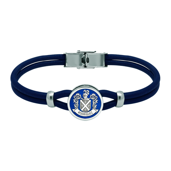 Wappenarmband aus Silber und LederRef. Code: PU28183 mm dickes Lederarmband mit dem heraldischen Wappen Ihres Nachnamens, das im Flachrelief in Sterlingsilber geschnitzt und einbrennlackiert ist.