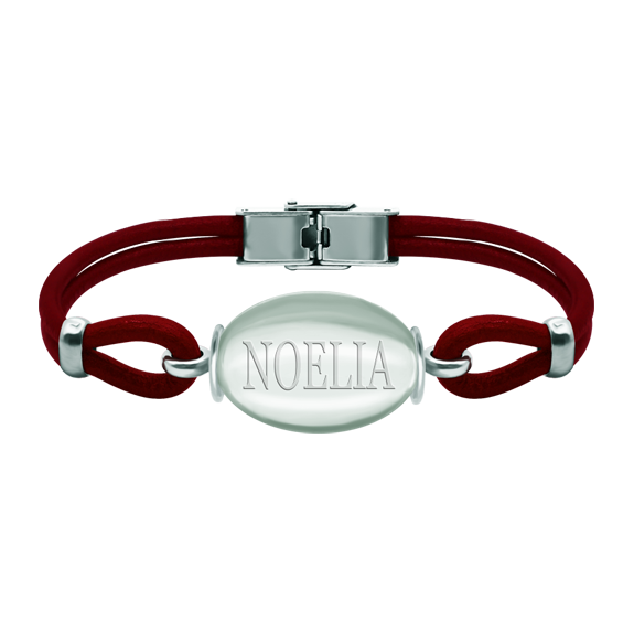 Pulsera de plata y cuero con cristal ovalado personalizado con nombre de 25x18mmReferencia: PU2841Pulsera de cuero de 3mm de grosor y plata de ley con un cabujón de cristal de 25x18mm personalizado con nombre grabado.