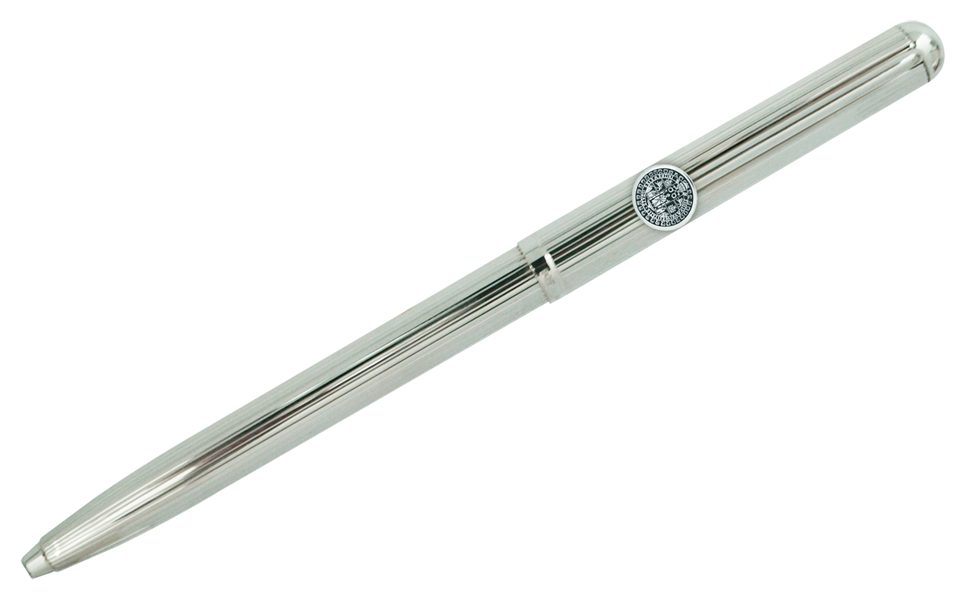 Bolígrafo de plata con Escudo de la Universidad de Salamanca (Negro)Referencia: BL0098Elegante bolígrafo de plata de estilo clásico, decorado con un diseño de lineas finas.Ideal para regalos, ocasiones especiales o uso profesional.El capuchón y el cuerpo están fabricados en plata de ley maciza con acabado en brillo.El sistema de carga de tinta es compatible con recambios estandar.El cierre es de tipo pulsador retractil.Fabricado íntegramente en Alemania.Se puede personalizar con el nombre grabado en relieve.Medida: 140x10mm.