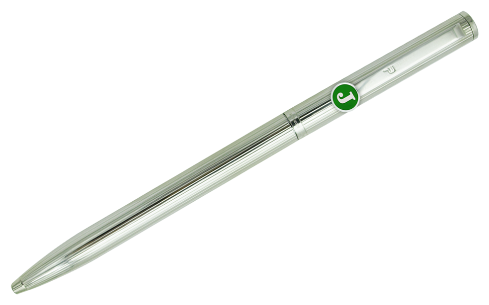 Personalisierte silberne Kugelschreiber mit Initialen (Grün)Ref. Code: BL0105Elegante silberne Kugelschreiber im klassischen Stil, verziert mit einem feinen Liniendesign.Ideal für Geschenke, besondere Anlässe oder den professionellen Einsatz.Kappe und Schaft sind aus massivem Sterlingsilber mit glänzender Oberfläche gefertigt.Das Tintennachfüllsystem ist mit Standardminen kompatibel.Der Verschluss ist drehbar und einziehbar.Vollständig in Deutschland hergestellt.Es kann mit dem eingeprägten Namen personalisiert werden.Gr&ouml;&szlig;e: 140x9mm.