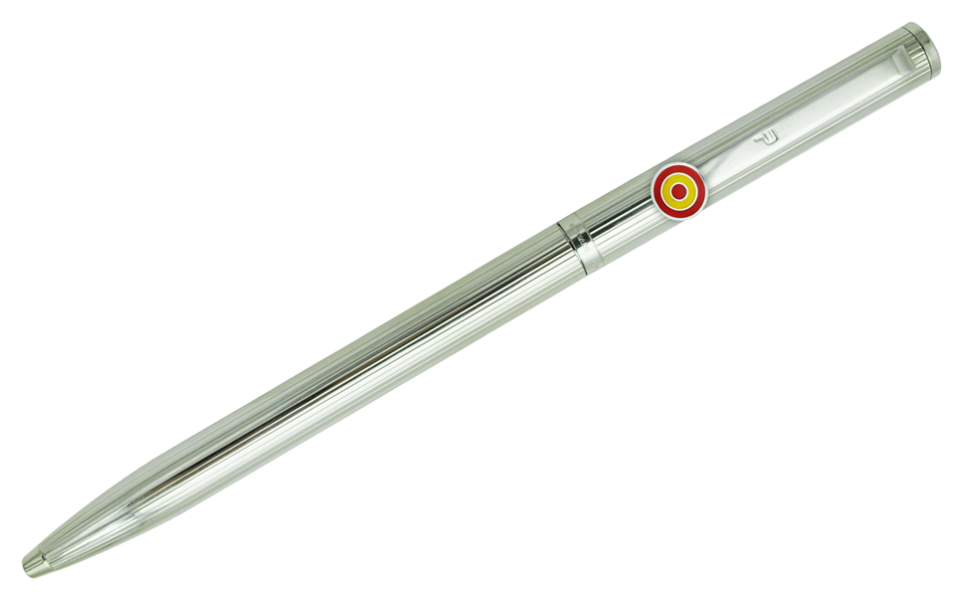 Bolígrafo de plata con bandera de EspañaReferencia: BL0108Elegante bolígrafo de plata de estilo clásico, decorado con un diseño de lineas finas.Ideal para regalos, ocasiones especiales o uso profesional.El capuchón y el cuerpo están fabricados en plata de ley maciza con acabado en brillo.El sistema de carga de tinta es compatible con recambios estandar.El cierre es de tipo giratorio y retractil.Fabricado íntegramente en Alemania.Se puede personalizar con el nombre grabado en relieve.Medida: 140x9mm.