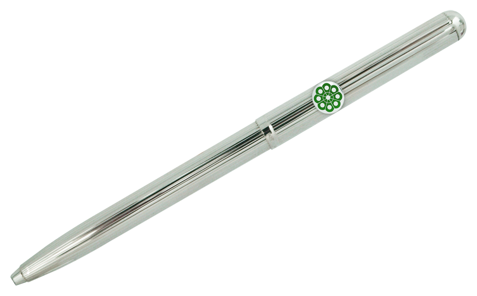 Bolígrafo de plata con Botón Charro esmaltado (Verde)Referencia: BL0110Elegante bolígrafo de plata de estilo clásico, decorado con un diseño de lineas finas.Ideal para regalos, ocasiones especiales o uso profesional.El capuchón y el cuerpo están fabricados en plata de ley maciza con acabado en brillo.El sistema de carga de tinta es compatible con recambios estandar.El cierre es de tipo pulsador retractil.Fabricado íntegramente en Alemania.Se puede personalizar con el nombre grabado en relieve.Medida: 140x10mm.