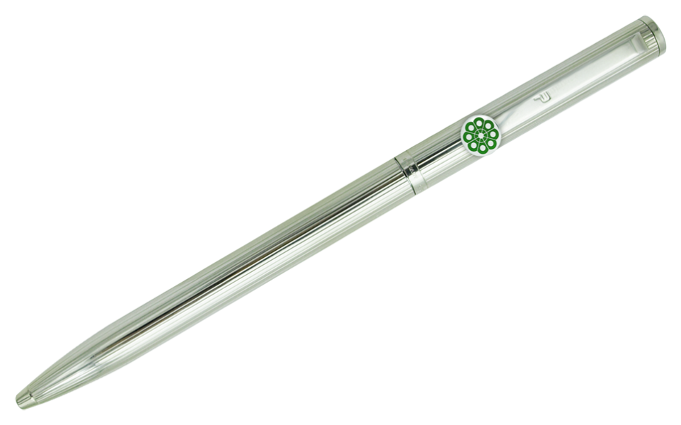 Bolígrafo de plata con Botón Charro esmaltado (Verde)Referencia: BL0111Elegante bolígrafo de plata de estilo clásico, decorado con un diseño de lineas finas.Ideal para regalos, ocasiones especiales o uso profesional.El capuchón y el cuerpo están fabricados en plata de ley maciza con acabado en brillo.El sistema de carga de tinta es compatible con recambios estandar.El cierre es de tipo giratorio y retractil.Fabricado íntegramente en Alemania.Se puede personalizar con el nombre grabado en relieve.Medida: 140x9mm.