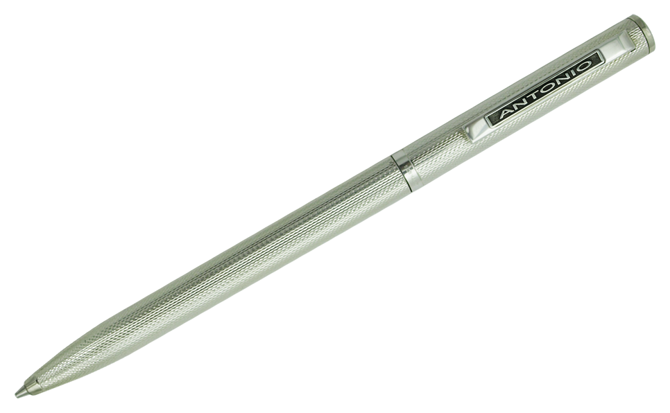 Personalisierter silberner Drehbleistift mit eingraviertem NamenRef. Code: BL0114Eleganter silberner Druckbleistift im klassischen Stil, verziert mit einem feinen, geometrischen Strukturmuster.Ideal für Geschenke, besondere Anlässe oder den professionellen Einsatz.Kappe und Schaft sind aus massivem Sterlingsilber mit glänzender Oberfläche gefertigt.Das Minenladesystem ist mit Standardminen kompatibel.Der Verschluss ist drehbar und einziehbar.Vollständig in Deutschland hergestellt.Es kann mit dem eingeprägten Namen personalisiert werden.Gr&ouml;&szlig;e: 140x9mm.