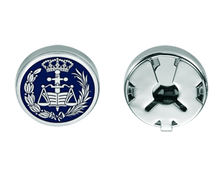 Cubrebotones de Derecho en plata de ley esmaltada (Azul)Referencia: CB0003Cubrebotones con el escudo de Derecho en plata de ley esmaltada.Tenemos todas las profesiones y carreras disponibles: Abogacía (Abogado / Derecho), Agente Comercial, Aparejador, Arquitecto (Arquitectura), ATS (Enfermería), Bellas Artes, Ciencias Biológicas (Biología), Ciencias Exactas, Ciencias Físicas, Ciencias Políticas, Ciencias Políticas y Económicas, Ciencias Químicas, Comercio, Delineante, Economía, Empresariales, Farmacia, Filosofía y Letras, Geografía, Geológicas (Geología), Graduado Social, Informática, Ingeniero Agrónomo, Ingeniero de Caminos, Ingeniero Electrónico, Ingeniero de Montes, Ingeniero de Minas, Ingeniero Naval, Ingeniero Industrial Superior, Ingeniero Técnico Industrial, Ingeniero Telecomunicaciones, Ingeniero Textil, Joyero, Magisterio (Profesor), Medicina, Música, Psicología, Topógrafo (Topografía), Odontología, Óptica, Periodismo, Veterinaria.Y si no tenemos la suya, consultenos.Medida: 16x16mm.