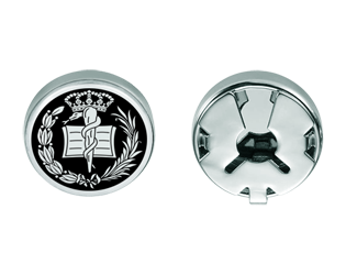 Couvercles de boutons de médicaments en argent sterling émaillé (Noir)Referencia: CB0003Cache-bouton avec les armoiries de la médecine en argent sterling émaillé.Toutes les professions et carrières sont disponibles : Avocat, Agent commercial, Métreur, Architecte, ATS, Beaux-Arts, Sciences biologiques, Sciences exactes, Sciences physiques, Sciences politiques, Sciences politiques et économiques, Sciences chimiques, Commerce, Dessinateur, Economie, Gestion, Pharmacie, Philosophie et Lettres, Géographie, Géologie, Sciences sociales, Informatique, Génie agricole, Génie civil, Génie électronique, Génie forestier, Génie minier, Génie naval, Génie industriel supérieur, Génie technique industriel, Génie des télécommunications, Génie textile, Bijouterie, Enseignement, Médecine, Musique, Psychologie, Topographie, Odontologie, Optique, Journalisme, Médecine vétérinaire.Et si nous n'avons pas le vôtre, n'hésitez pas à nous contacter.Medida: 16x16mm.