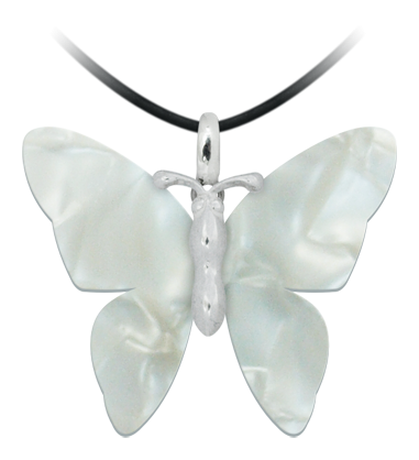 Colgante de plata y nácar "Mariposa con alas lisas" (Nacar)Referencia: CO0927Colgante fabricado en plata de ley y celulosa de nácar.Piezas de museo inspiradas en las obras mas representativas del movimiento Art Nouveau y Art Déco, y del modernismo de finales del siglo XIX y principios del siglo XX.Medida: 45x37mm.