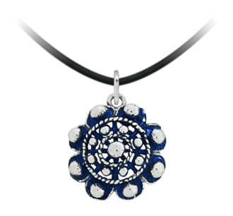Colgante de plata "Botón Charro de Salamanca" (Azul)Referencia: CO1219Colgante fabricado en plata de ley.Esmaltado a mano.Medida: 18x18mm.