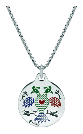 Colgante de plata esmaltada y acero "Ave bicéfala tradicional de la Sierra de Francia"Referencia: CO1696Colgante fabricado en plata de ley, con un motivo tradicional serrano esmaltado y flores talladas a su alrededor, montado sobre una base de acero quirúrgico.Inspirado en los bordados tradicionales de la Sierra de Francia, típicos de localidades como La Alberca, Mogarraz y demás municipios de la sierra, donde se puede disfrutar de estas obras de arte.Grosor del colgante: 3mm.Medida: 22x22mm.