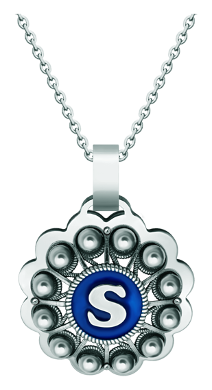 Colgante Botón Charro en plata y acero personalizado (Azul)Referencia: CO1941Colgante fabricado en plata de ley y acero pulido suave al tacto, personalizado con su letra inicial esmaltada al horno.Medida: 34x34mm.