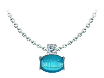 Colgante personalizado de plata con moissanita y cabujon de cristal grabado con nombre (Azul)Referencia: CO1996Colgante fabricado en plata de ley con un cabujón de cristal de colores de 14x10mm personalizado con su nombre grabado y una moissanita talla brillante de 5mm engastada.La moissanita es una gema preciosa creada en laboratorio que se ha ganado un lugar especial en la joyería por su belleza y cualidades únicas, deslumbra por su brillo superior al del diamante y su gran resistencia (9,25 en la escala de Mohs).Descubierta originalmente en un meteorito a finales del siglo XIX, y ese origen “estelar” le otorga un encanto singular.Llena de destellos únicos, combina lujo y elegancia en una sola joya.Medida: 14x10mm.