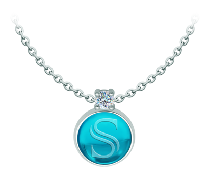 Colgante de plata con moissanita personalizado con inicial grabada en cristal (Azul)Referencia: CO2014Colgante fabricado en plata de ley con un cabujón de cristal de colores de 14x14mm personalizado con su inicial grabada y una moissanita talla brillante de 5mm engastada.La moissanita es una gema preciosa creada en laboratorio que se ha ganado un lugar especial en la joyería por su belleza y cualidades únicas, deslumbra por su brillo superior al del diamante y su gran resistencia (9,25 en la escala de Mohs).Descubierta originalmente en un meteorito a finales del siglo XIX, y ese origen “estelar” le otorga un encanto singular.Llena de destellos únicos, combina lujo y elegancia en una sola joya.Medida: 16x16mm.