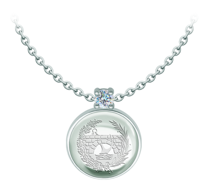 Colgante de plata con escudo Ingeniero de Caminos grabado en cristal de roca y moissanitaReferencia: CO2016Colgante fabricado en plata de ley con un cabujón de cristal de colores de 18x18mm, con el anagrama del Colegio Oficial de Ingeniero de Caminos, Canales y Puertos grabado en la parte posterior del cristal y una moissanita talla brillante de 5mm engastada.La moissanita es una gema preciosa creada en laboratorio que se ha ganado un lugar especial en la joyería por su belleza y cualidades únicas, deslumbra por su brillo superior al del diamante y su gran resistencia (9,25 en la escala de Mohs).Descubierta originalmente en un meteorito a finales del siglo XIX, y ese origen “estelar” le otorga un encanto singular.Llena de destellos únicos, combina lujo y elegancia en una sola joya.Medida: 20x20mm.