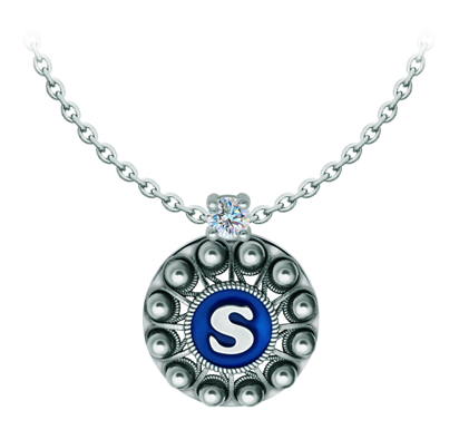 Colgante Botón Charro personalizado en plata con moissanita (Azul)Referencia: CO2030Colgante fabricado en plata de ley personalizado con inicial de su nombre esmaltada al horno acompañado de una moissanita talla brillante de 5mm engastada.La moissanita es una gema preciosa creada en laboratorio que se ha ganado un lugar especial en la joyería por su belleza y cualidades únicas, deslumbra por su brillo superior al del diamante y su gran resistencia (9,25 en la escala de Mohs).Descubierta originalmente en un meteorito a finales del siglo XIX, y ese origen “estelar” le otorga un encanto singular.Llena de destellos únicos, combina lujo y elegancia en una sola joya.Medida: 21x21mm.